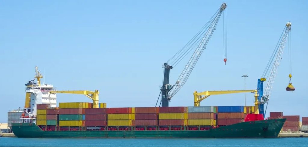 前5月外贸数据曝光!中国凭啥在全球贸易寒冬里杀疯了?