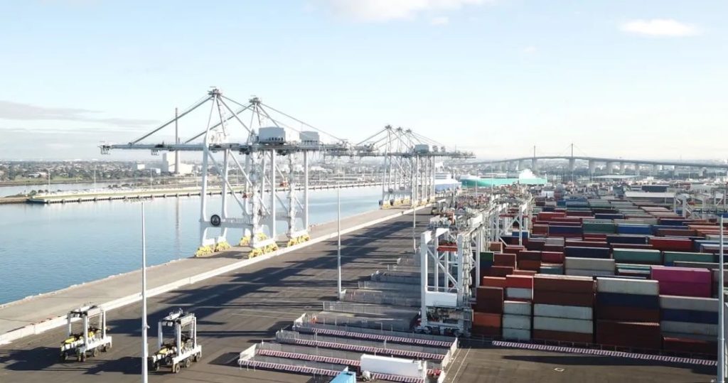 前5月外贸数据曝光!中国凭啥在全球贸易寒冬里杀疯了?